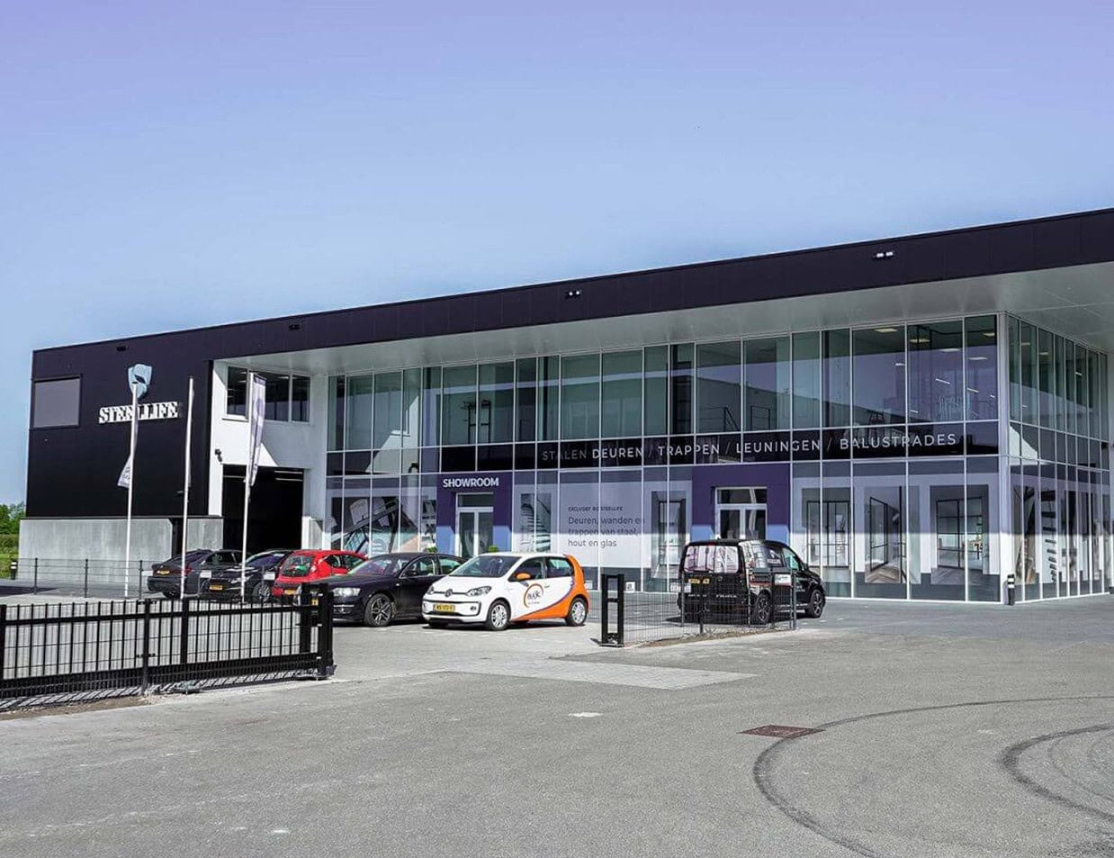 Steellife showroom in Nunspeet met auto's voor de ingang.